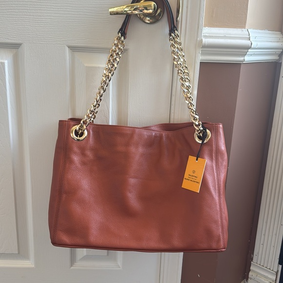 Valentino leather Carmel color Tote Bag with Gold Chain with dust bag - Picture 2 of 8